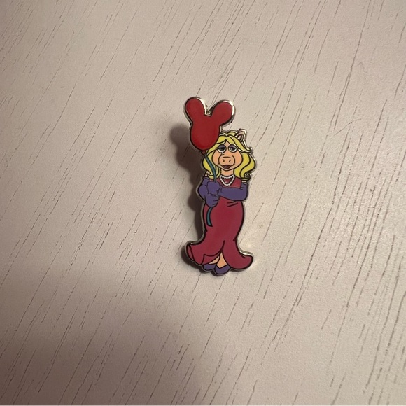 Miss Piggy Muppets Disney Pin Trading - Picture 1 of 4